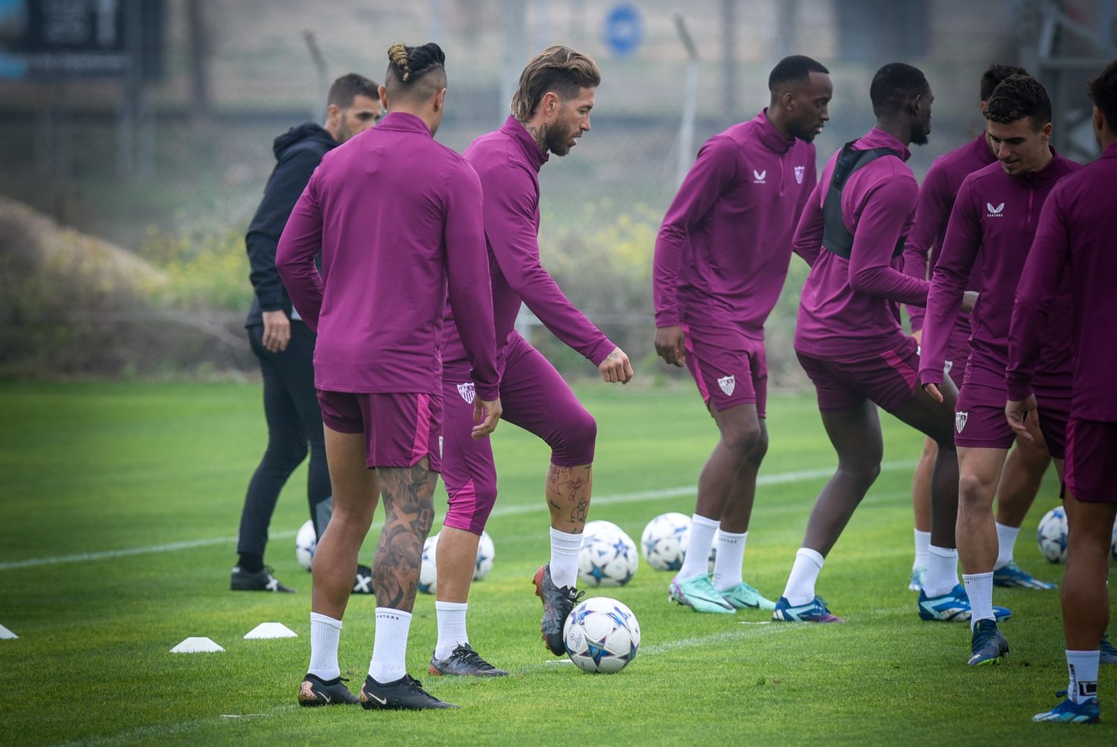 Sergio Ramos toca el balón en el entrenamiento de ayer.