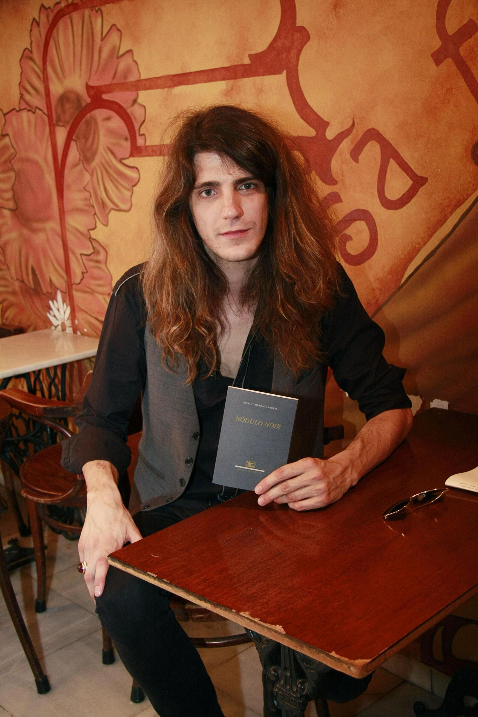 Alejandro Simón Partal presta su voz a los poemas de Rafael Pérez Estrada.