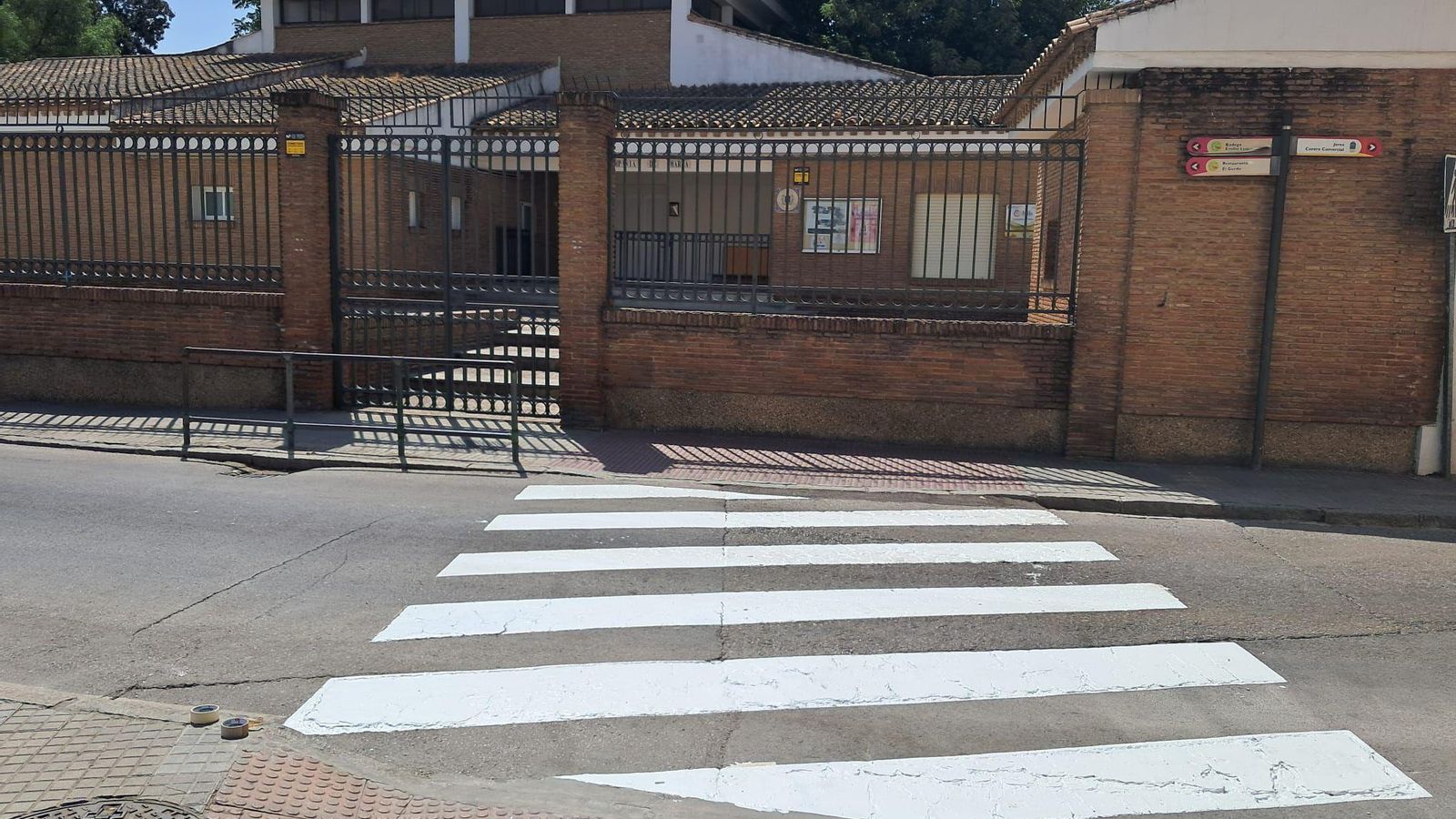 Los pasos de peatones cercanos a los colegios han sido repintados.