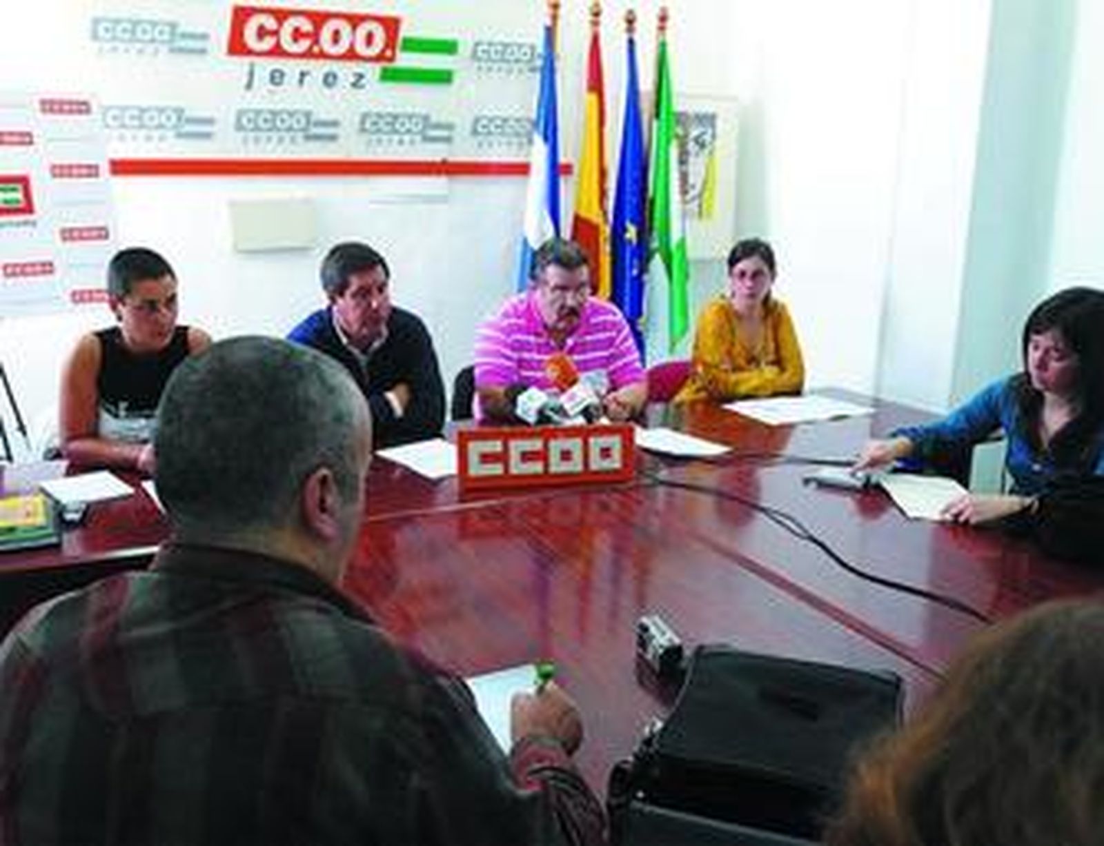 Responsables sindicales de CCOO en Qualytel y al secretario local del sindicato, ayer en rueda de prensa.