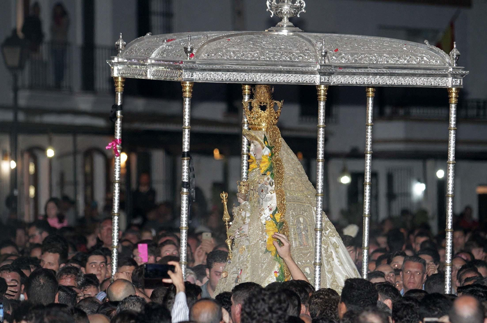 Las imágenes de la procesión de la Virgen del Rocío por la aldea en el Lunes de Pentecostés