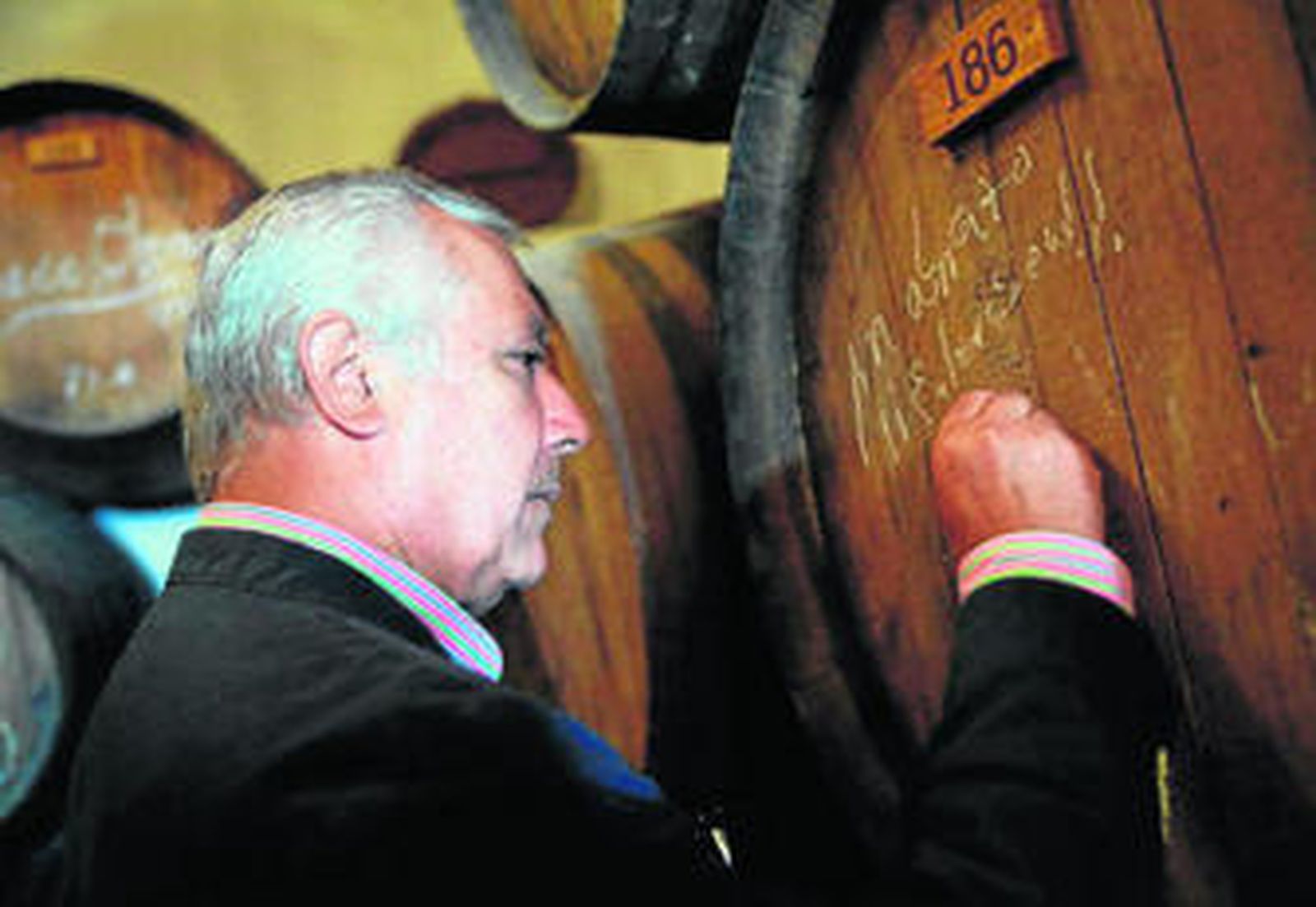 El parlamentario popular Javier Arenas firma una bota de vino en Moclinejo.