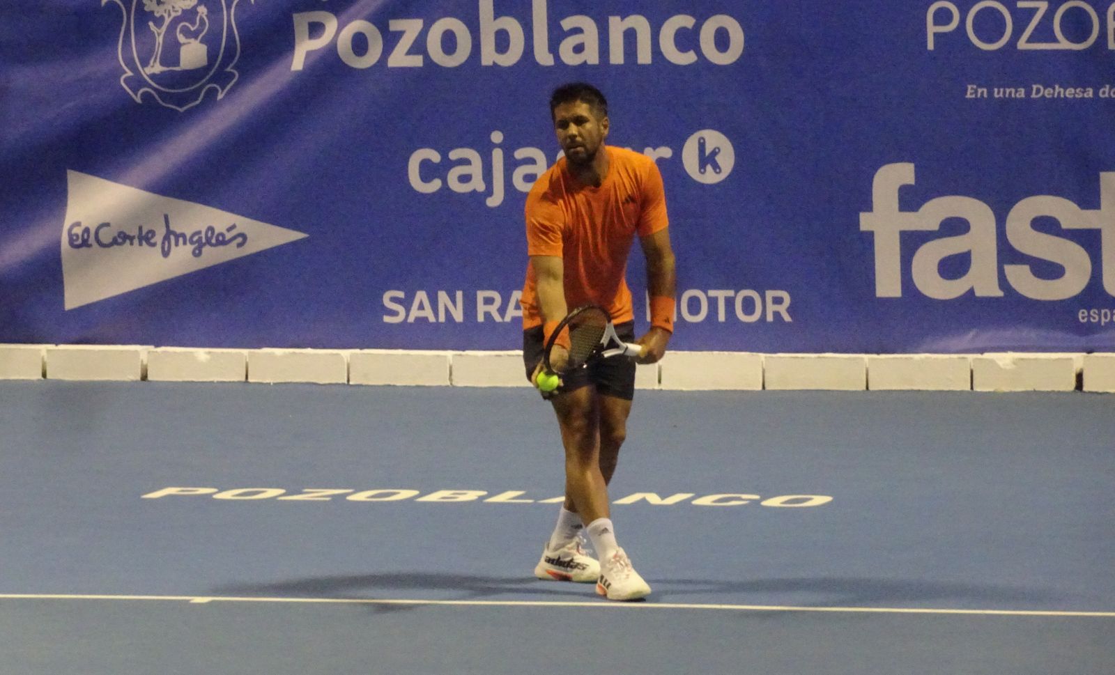 Fernando Verdasco  se dispone a sacar durante su partido en Pozoblanco.