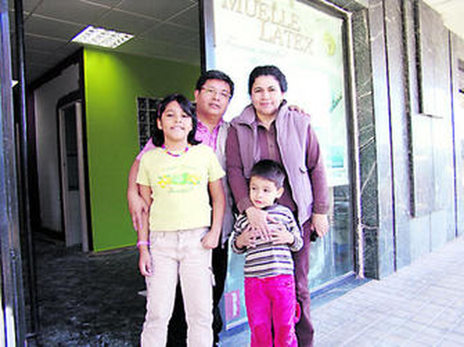 Juan Carlos Fernández con su mujer y dos hijos en la sede de 'Buenas Noticias' en la Avenida del Mediterráneo.