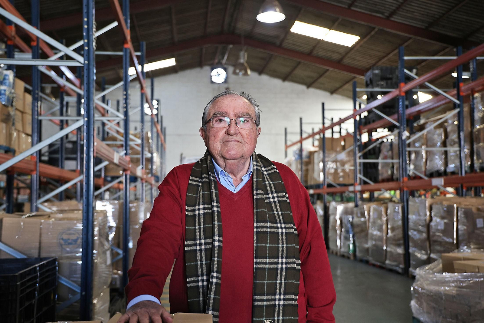 Juan Manuel Díaz Cabrera, presidente del Banco de Alimentos, en la nave de la entidad.