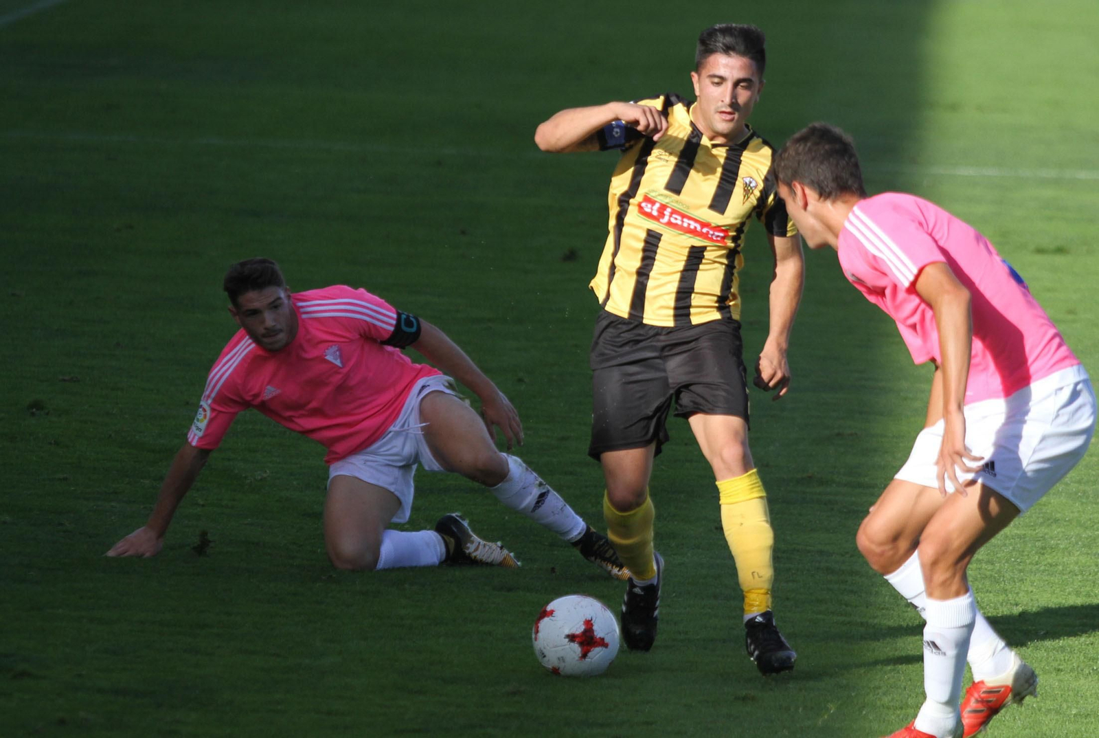 El capitán sanroquista Fran Lepe se marcha de dos jugadores del Cádiz B. El capitán sanroquista Fran Lepe se marcha de dos jugadores del Cádiz B.