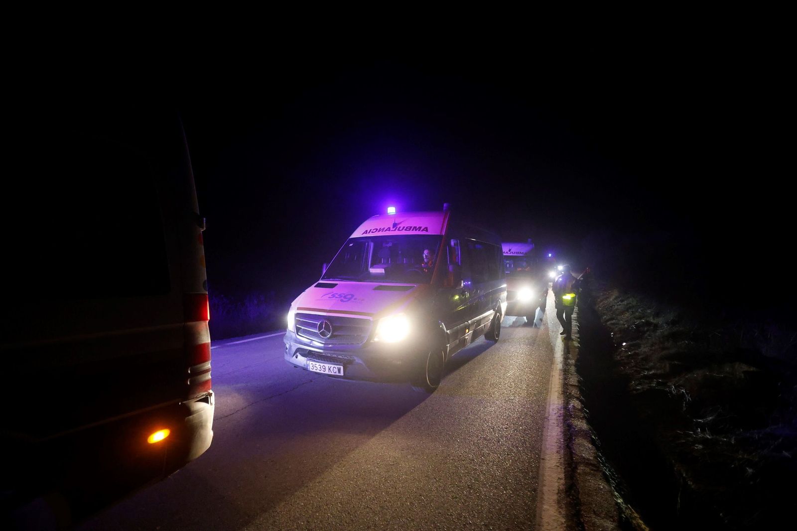 Las imágenes de los vehículos de emergencias evacuando a los pasajeros del descarrilamiento en Adamuz