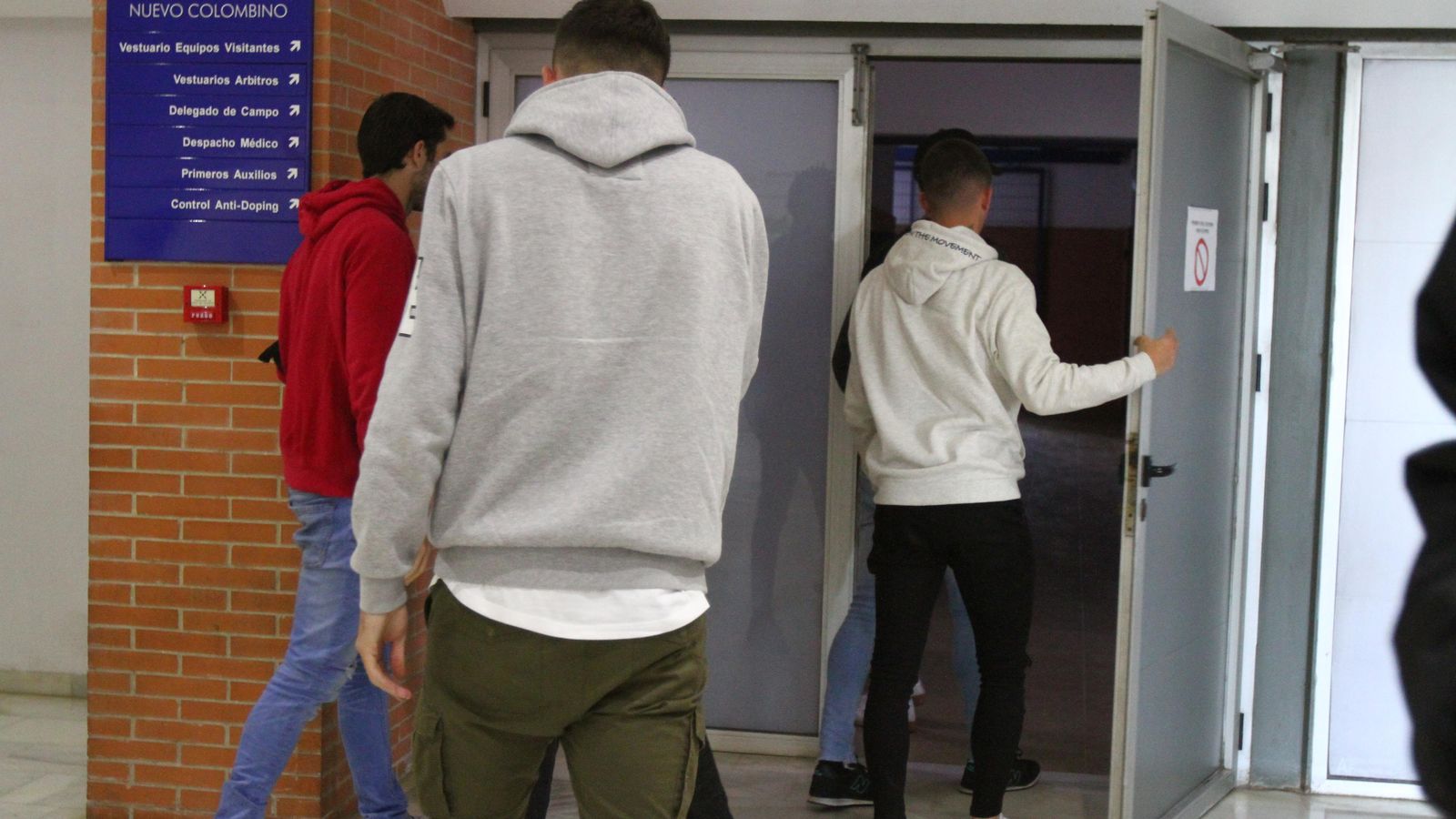 Los jugadores del Recre llegan al estadio para la reunión.