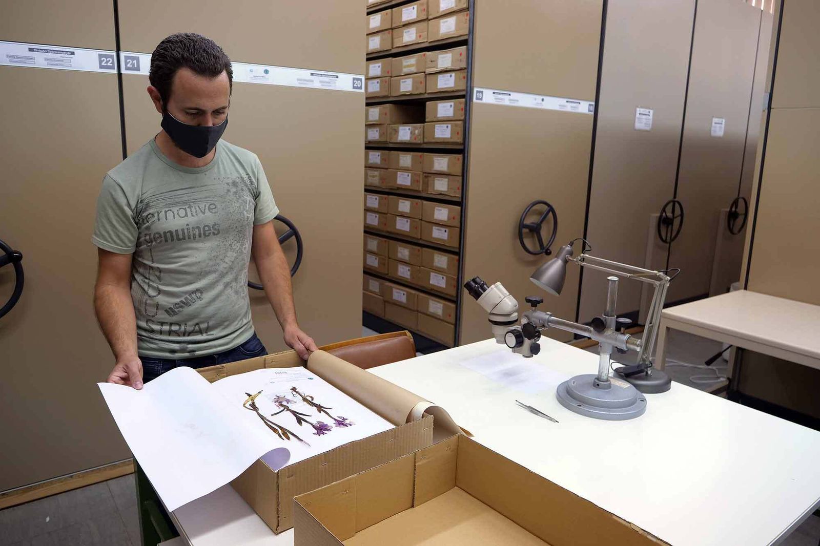 El conservador del herbario y técnico del SCAI, José García.