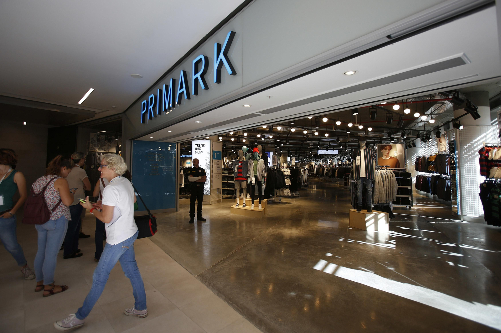 Los preparativos de la próxima apertura del centro comercial Torre Sevilla, en imágenes