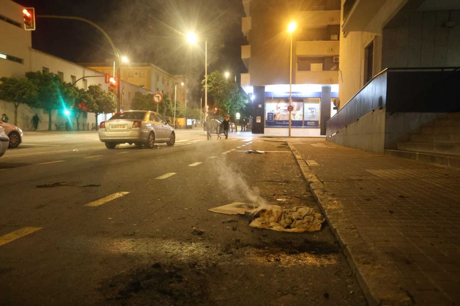 Estado en el que quedó la calle tras el suceso de este domingo.