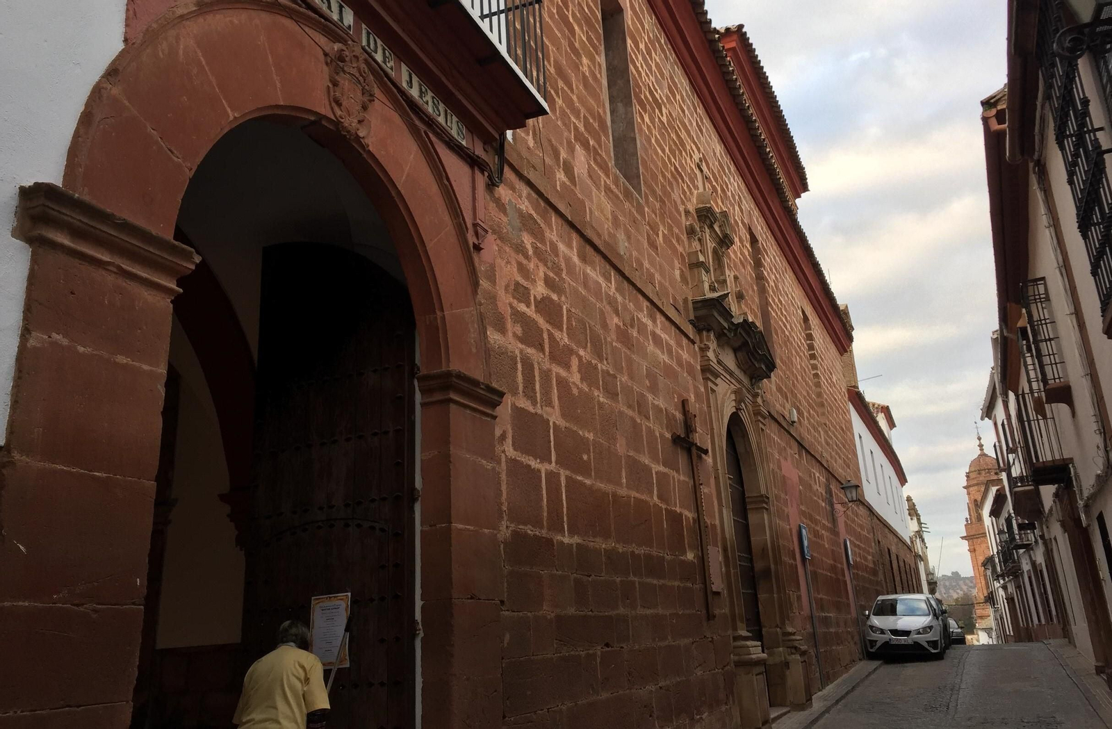 Entrada a la residencia Jesús Nazareno de Montoro.