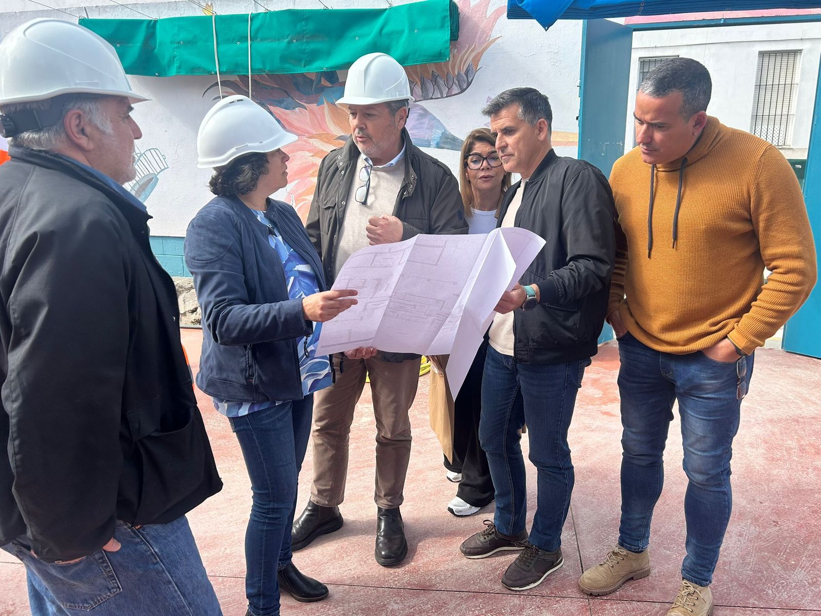 La alcaldesa, Carmen Álvarez, supervisa las obras en el colegio Albaicín.