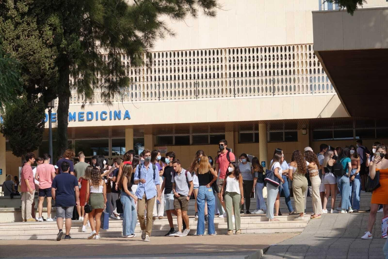 Los alumnos de la facultad de Medicina aguardan en la explanada antes de entrar a clase. Los alumnos de la facultad de Medicina aguardan en la explanada antes de entrar a clase.