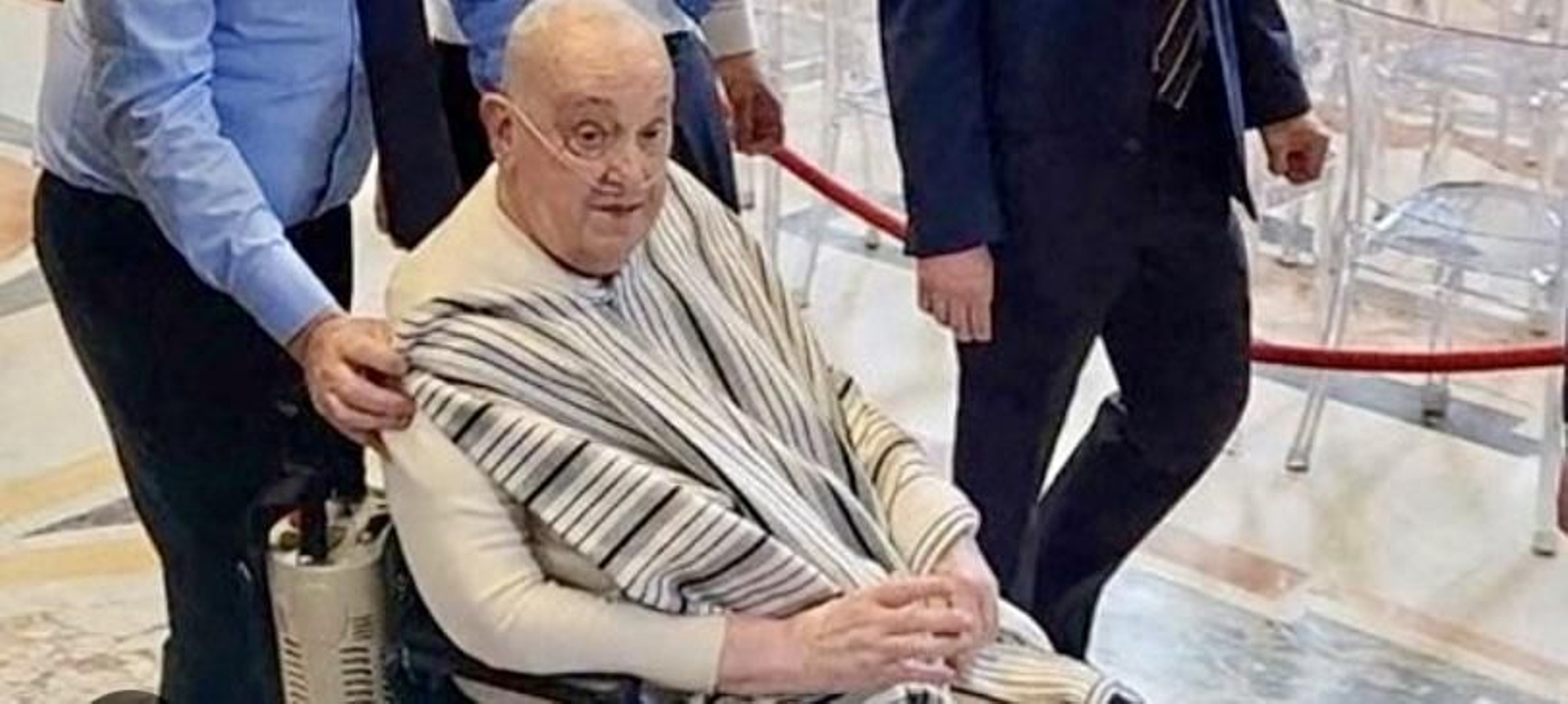 El Papa, ayer en camiseta y poncho en la Basílica de San Pedro.
