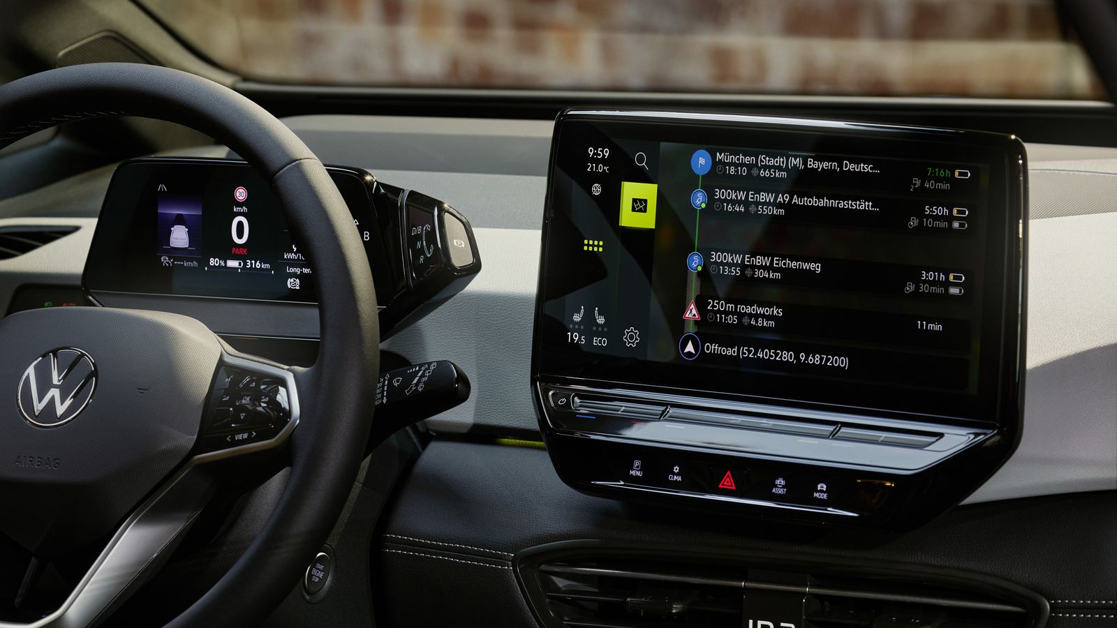 La pantalla central gana tamaño, 2", e incorpora un nuevo sistema de planificación de la ruta que tiene en cuenta tráfico, nivel de la batería, si están ocupados o no los puntos de carga en el trayecto, etc.