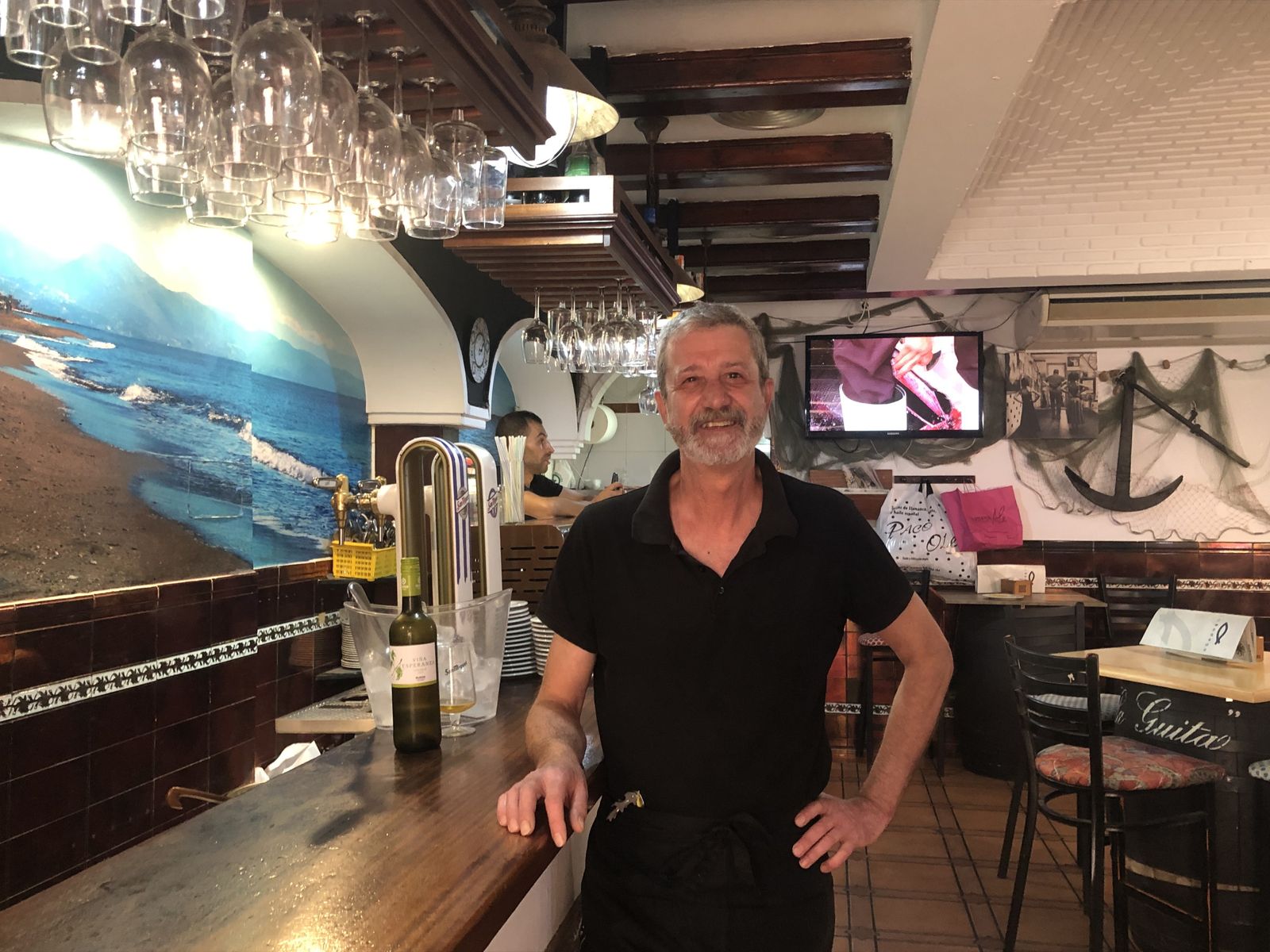 Manuel Avisbal, encargado del restaurante La Bodega, posa en la barra del establecimiento.