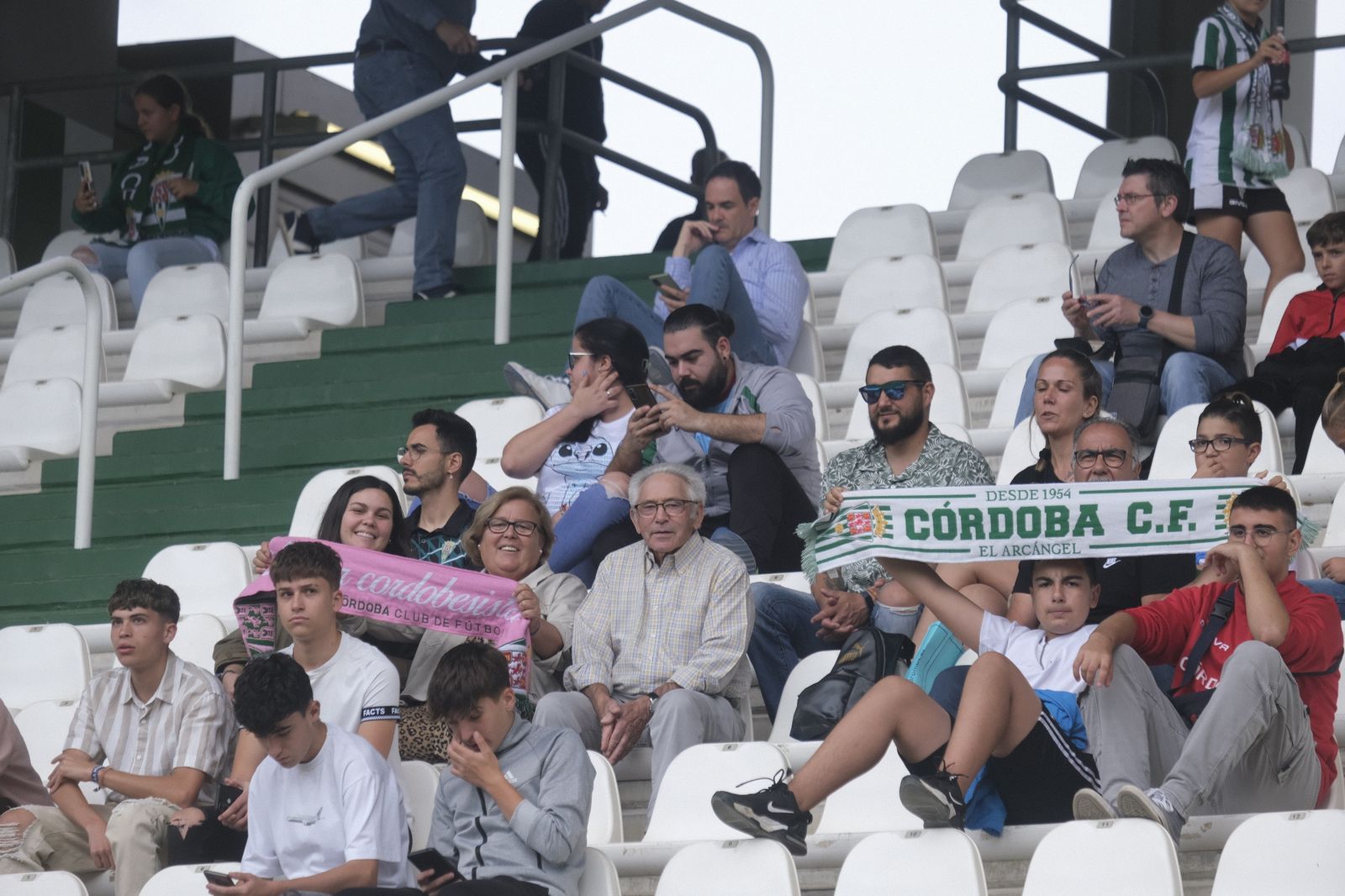 Las mejores fotos del ambiente en El Arcángel en el Córdoba CF - Badajoz