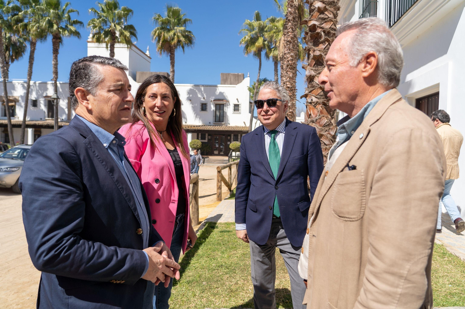 Antonio Antonio Sanz habla con José Manuel Soto, en presencia de Loles López y Tomás Burgos, en El Rocío.