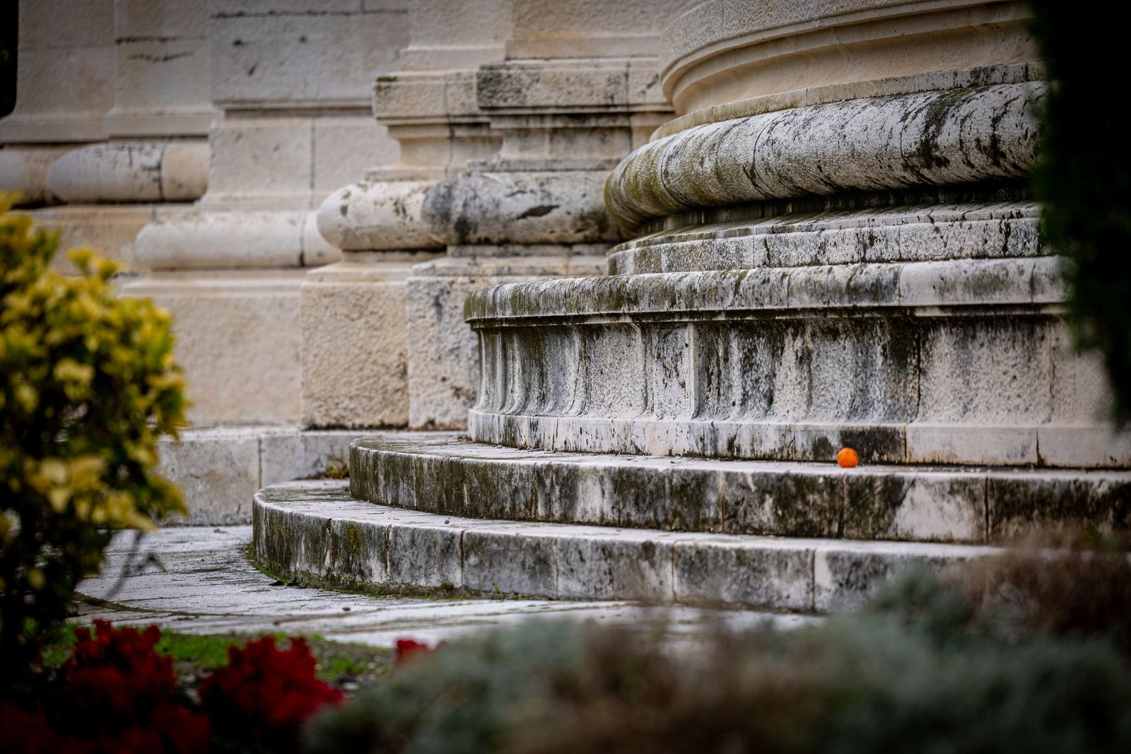 Las imágenes del mal estado de la Plaza de España en Cádiz