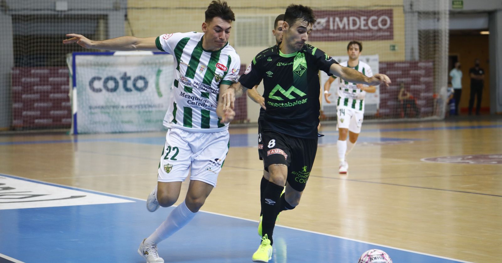 Ricardo Mayor pugna un balón con Eloy Rojas.