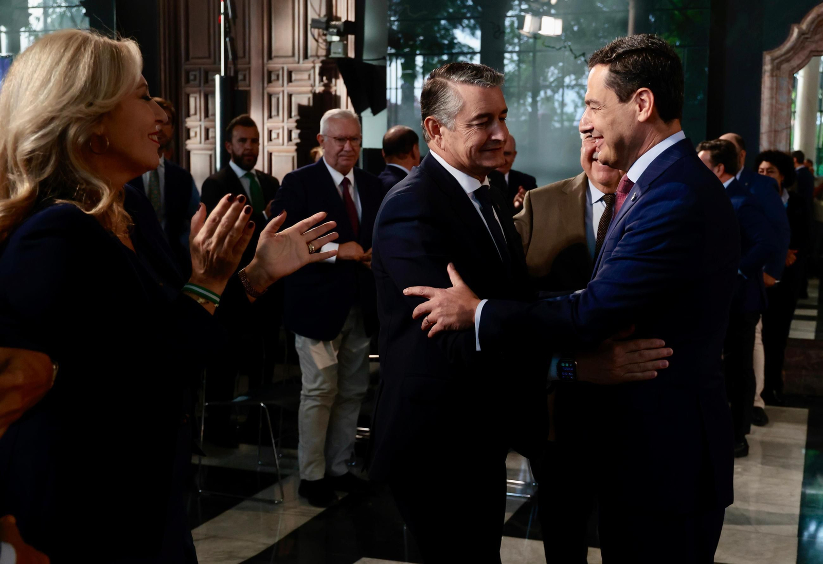 Juanma Moreno felicita a Antonio Sanz tras su jura como nuevo consejero de Sanidad en presencia de Carolina España