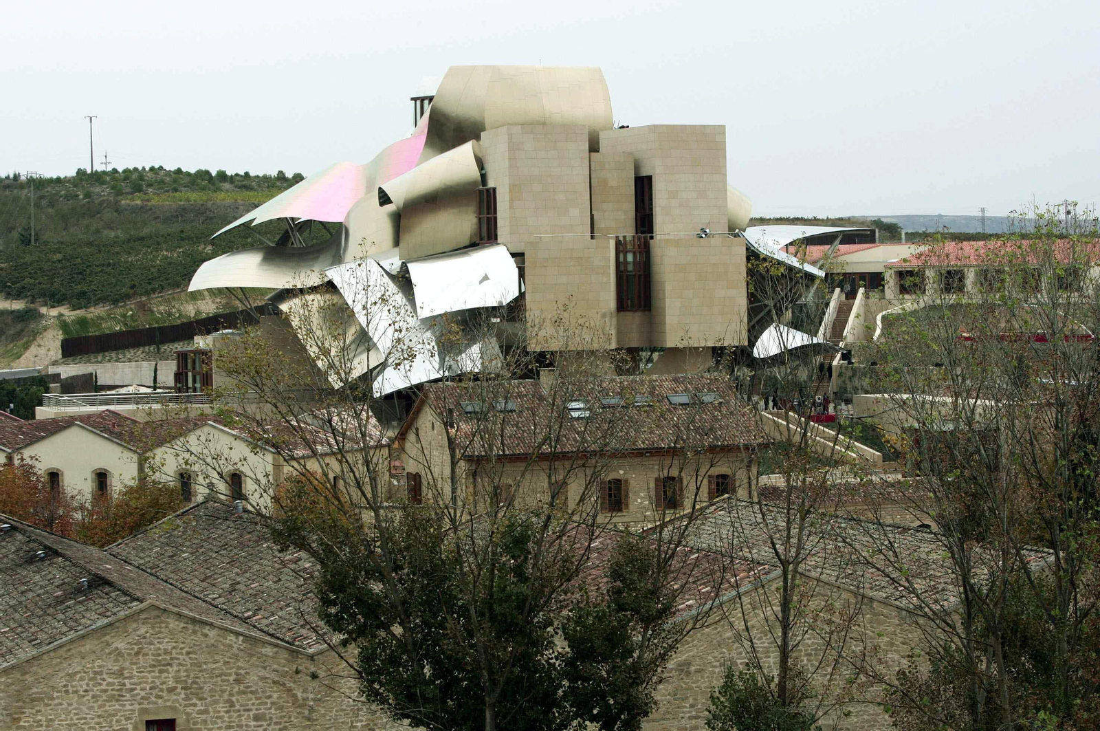 1. La bodega Codorniu diseñada por Puig i Cadafalch en 1904. 2. La impresionante bodega Ysios, de Santiago Calatrava. 3. Marqués de Riscal, de Frank Gehry.