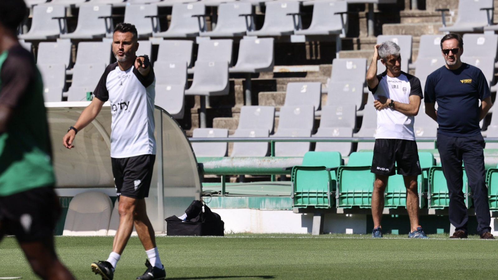 Iván Ania, ante la presencia de Monterrubio, da órdenes durante el entrenamiento de este sábado. Iván Ania, ante la presencia de Monterrubio, da órdenes durante el entrenamiento de este sábado.