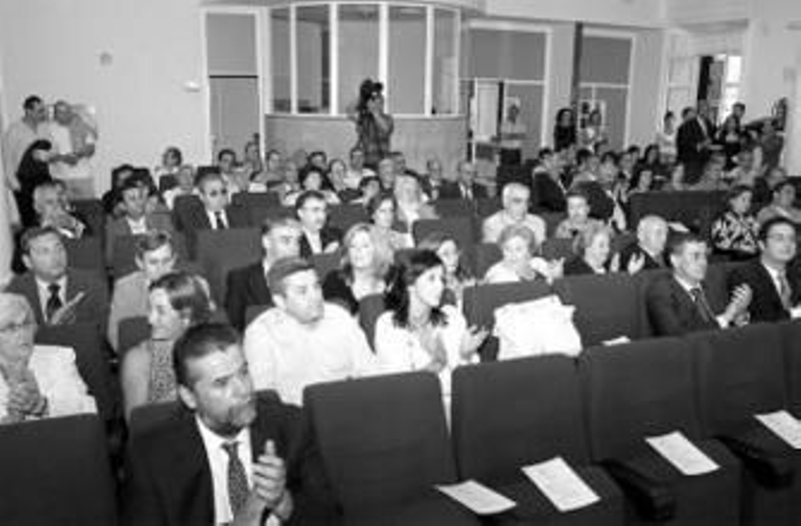 1. Juan Luis Vallejo Osorno, antiguo profesor del instituto, Mª José García Prat, Pedro Rodríguez, Ana Romero y Eva María Fernández Vázquez presidieron la mesa del acto de clausura de las celebraciones del 75 aniversario 2. Muchos profesores y alumnos asistieron al acto . 3. La nueva delegada provincial de Empleo se estrenó en el cargo de forma oficial. 1. Juan Luis Vallejo Osorno, antiguo profesor del instituto, Mª José García Prat, Pedro Rodríguez, Ana Romero y Eva María Fernández Vázquez presidieron la mesa del acto de clausura de las celebraciones del 75 aniversario 2. Muchos profesores y alumnos asistieron al acto . 3. La nueva delegada provincial de Empleo se estrenó en el cargo de forma oficial.