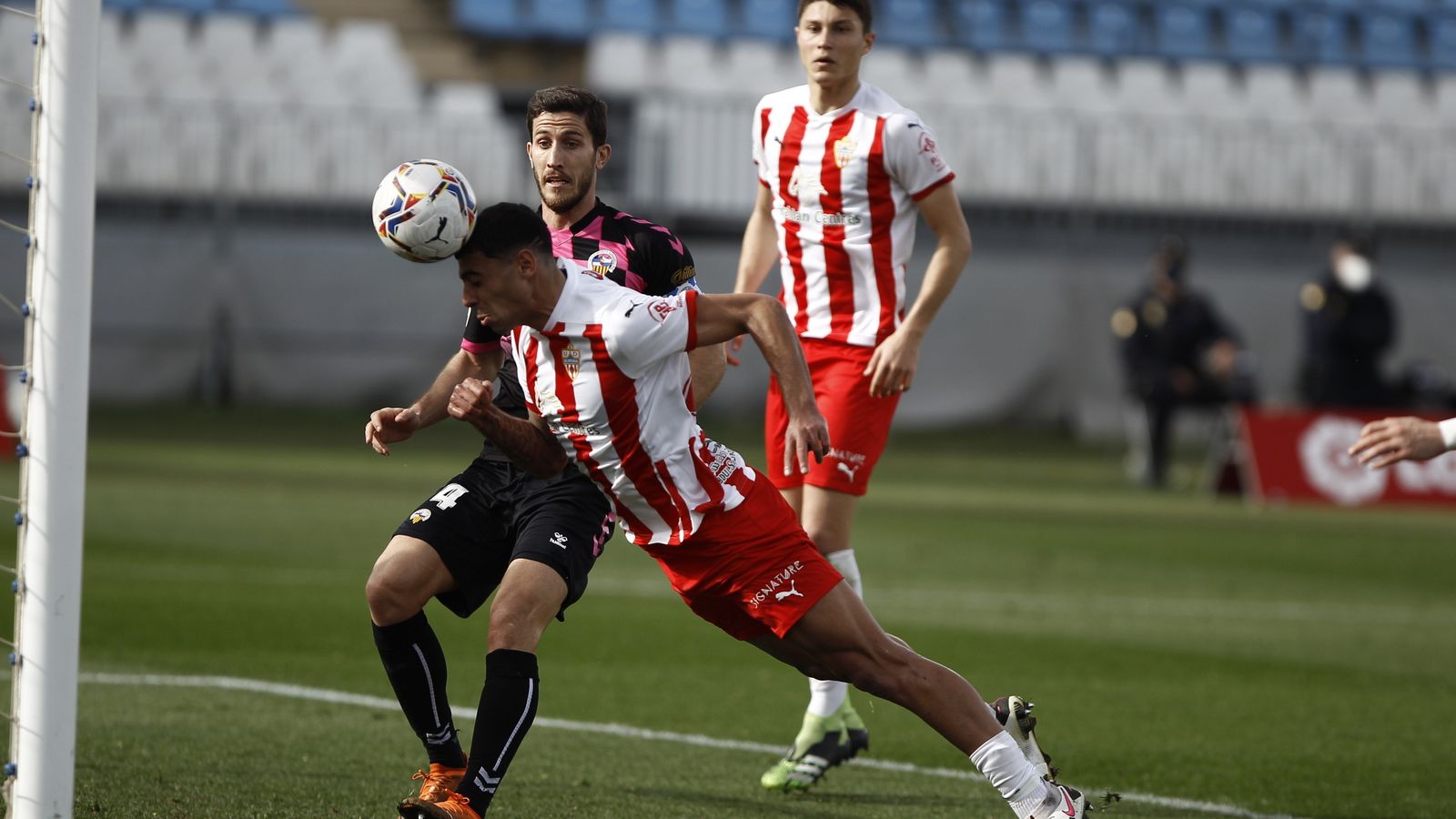 Samú se lanza para marcar el 1-0.