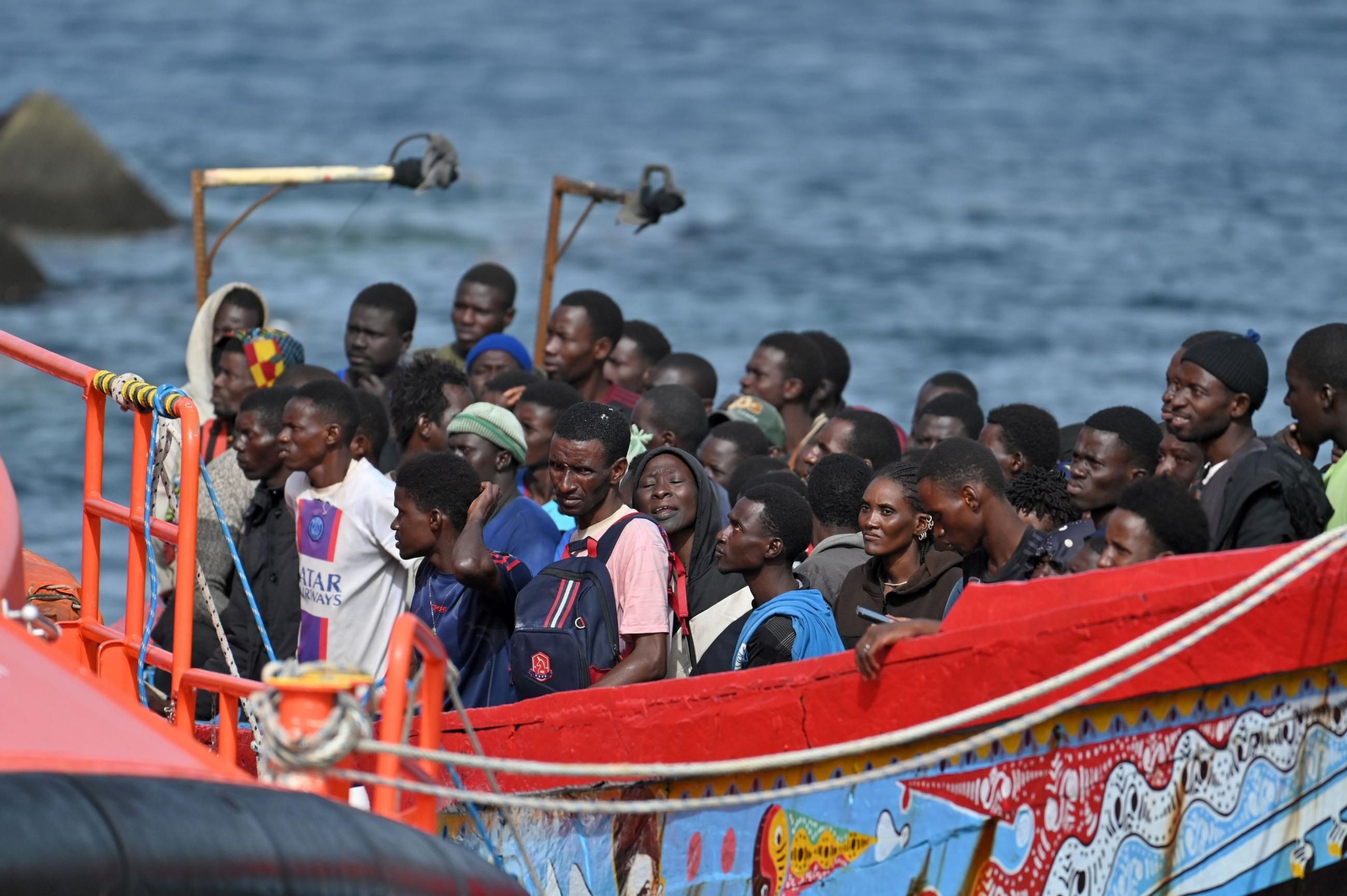 Un cayuco con 116 inmigrantes llega al puerto de la Restinga, en la isla de El Hierro, a finales del mes de julio.