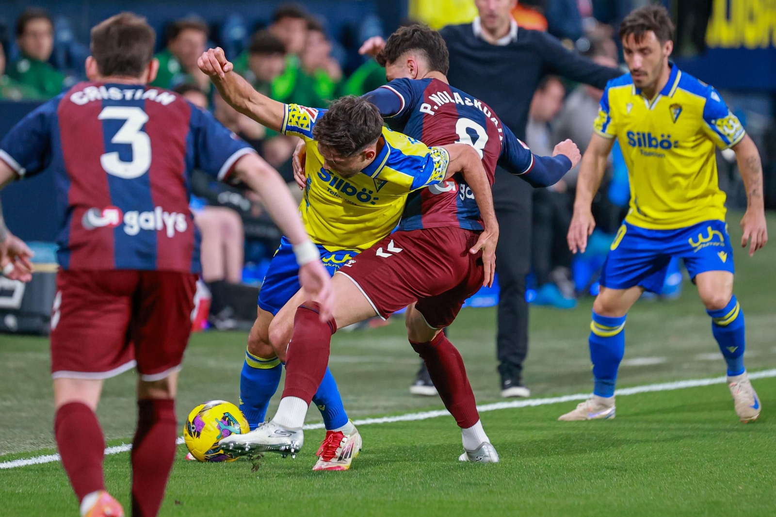 Rubén Sobrino trata de superar a Nolaskoain y Cristian en el Cádiz-Eibar de la campaña pasada.