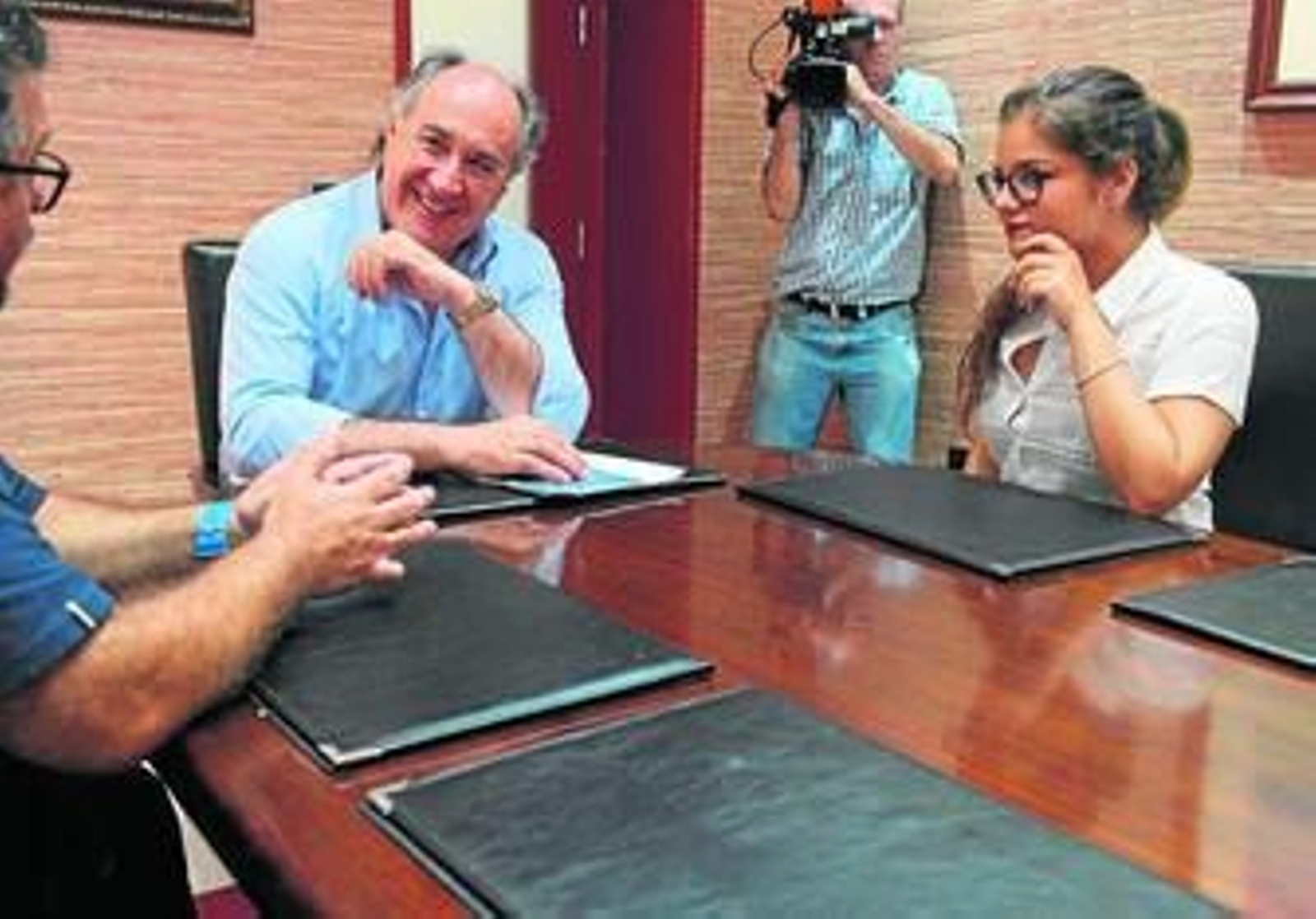Tatiana Alves (derecha), con el alcalde de Algeciras, José Ignacio Landaluce.