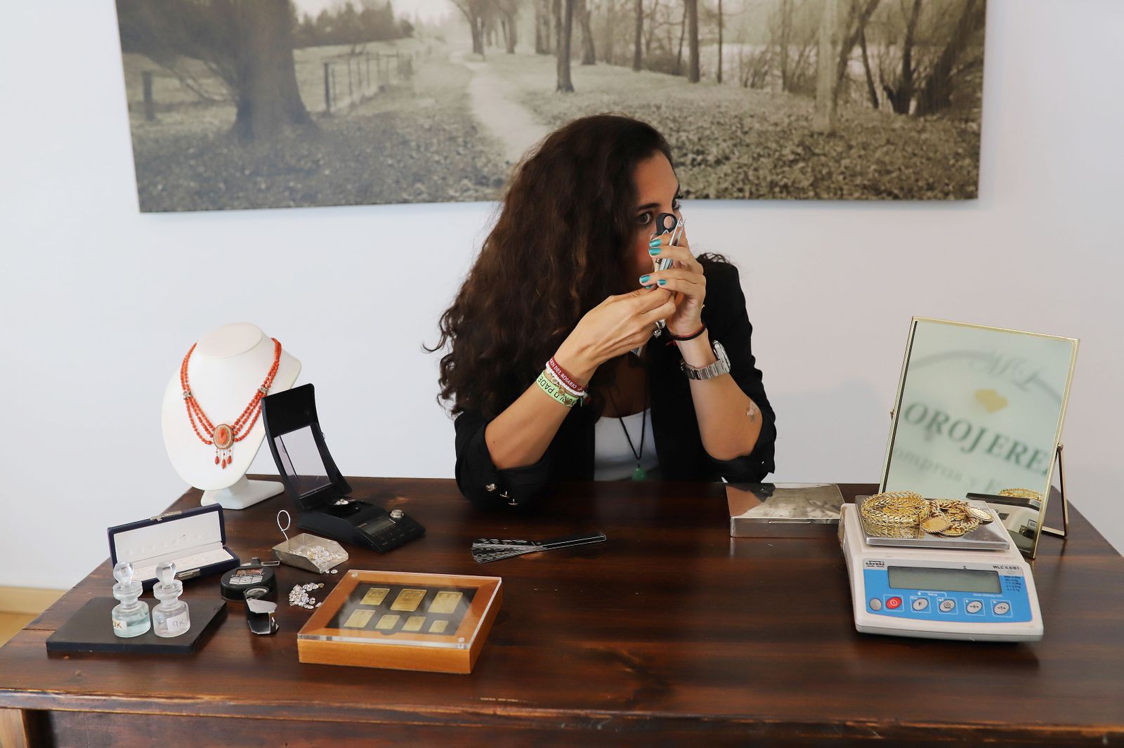 Isabel Lebrón, en su tienda 'OroJerez', en la calle Lancería.