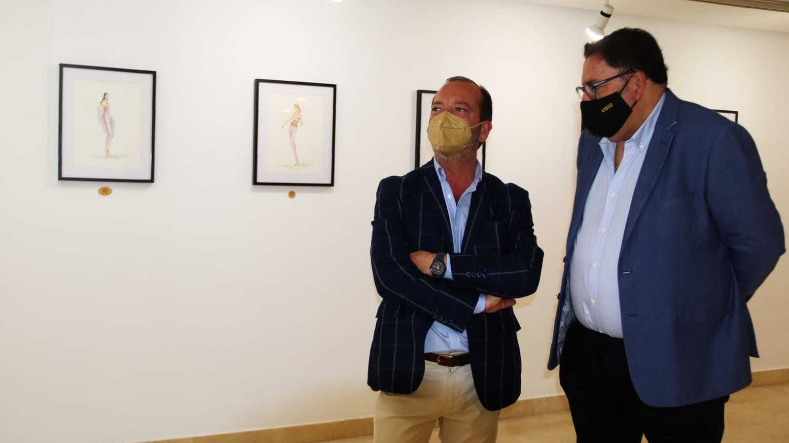 Ignacio García Cordero, autor de 'Moda Ilustrada', con Enrique Pavón, delegado de Cultura.