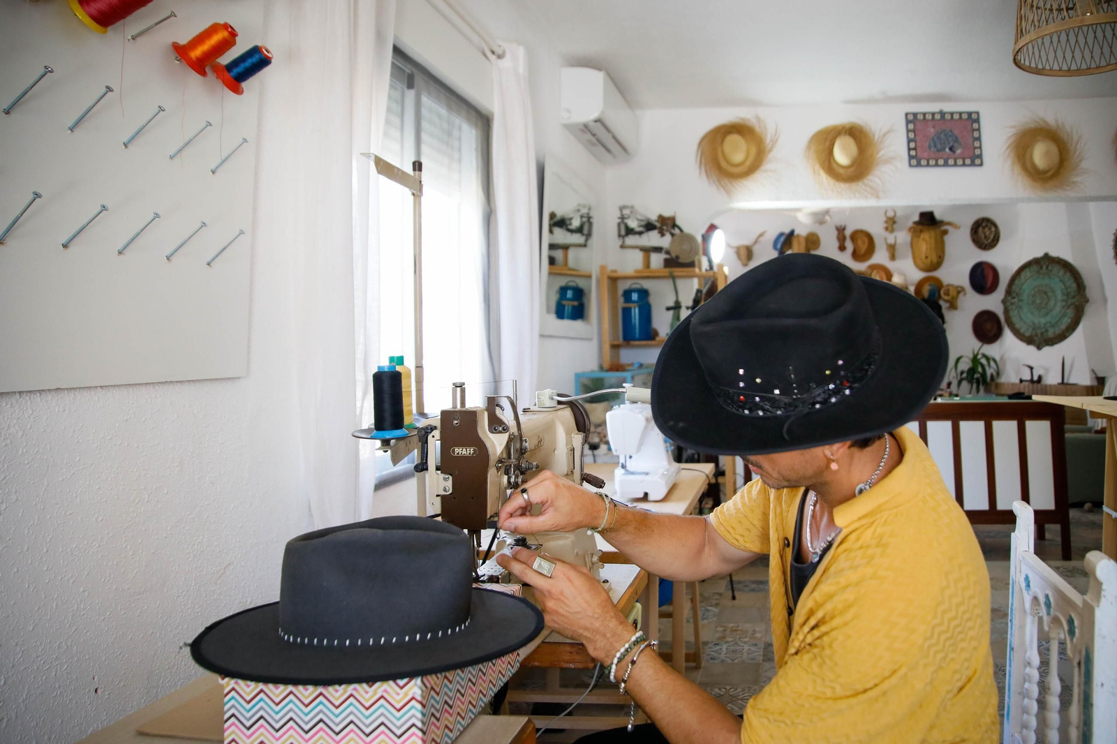 Imágenes del proceso creativo en sombreros de Alejandro Mateo