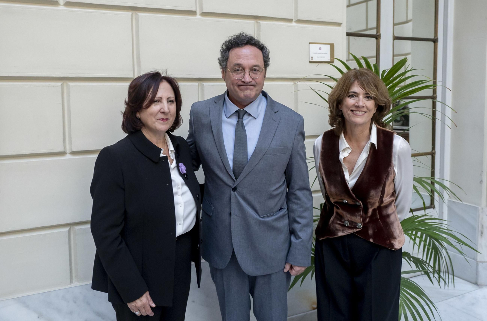 La nueva fiscal general del Estado, Teresa Paramato (izquierda), junto a su predecesor, Álvaro García Ortiz, y Dolores Delgado.