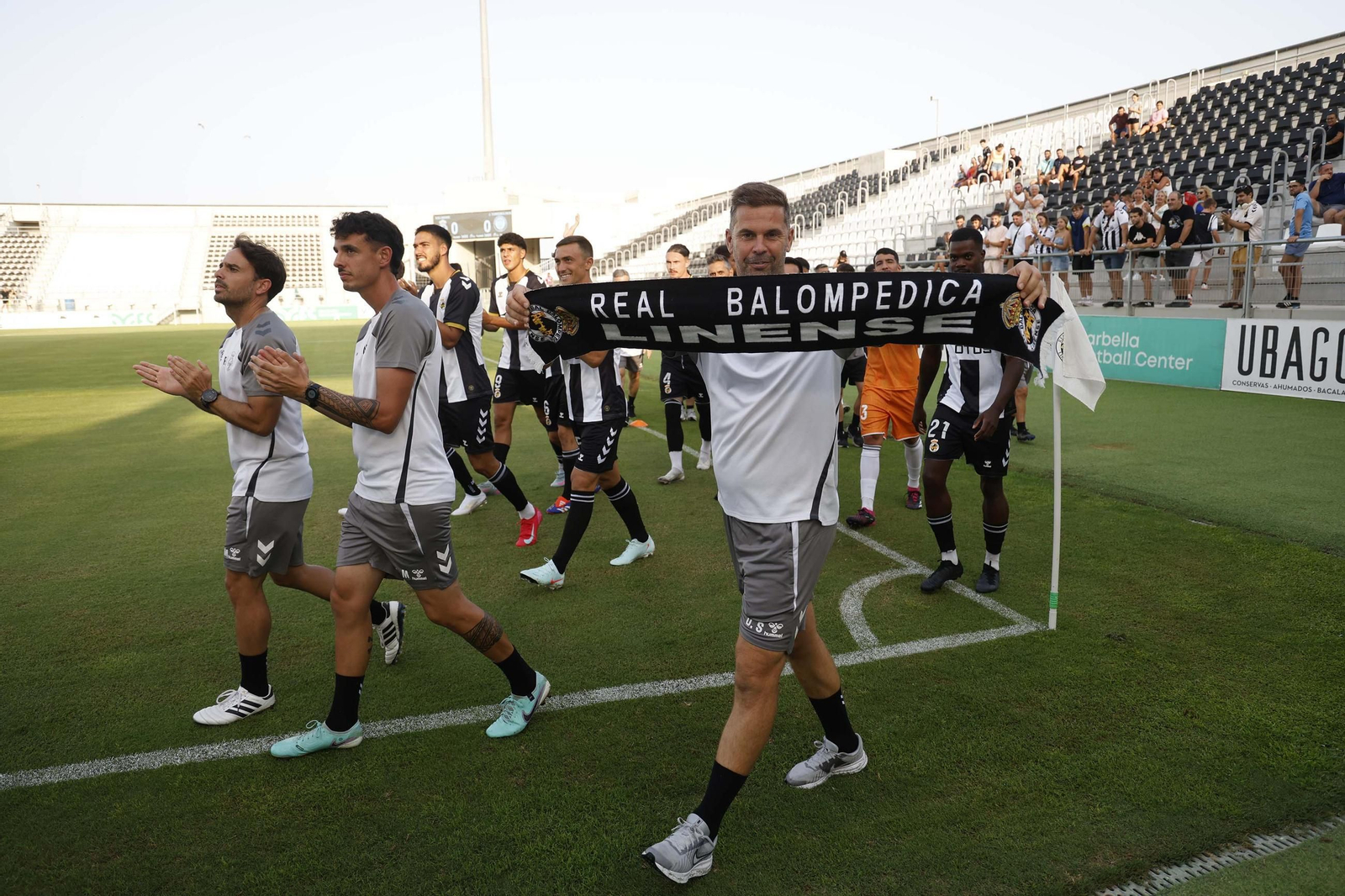 El técnico de la Balona, David Sánchez, con una bufanda del equipo.