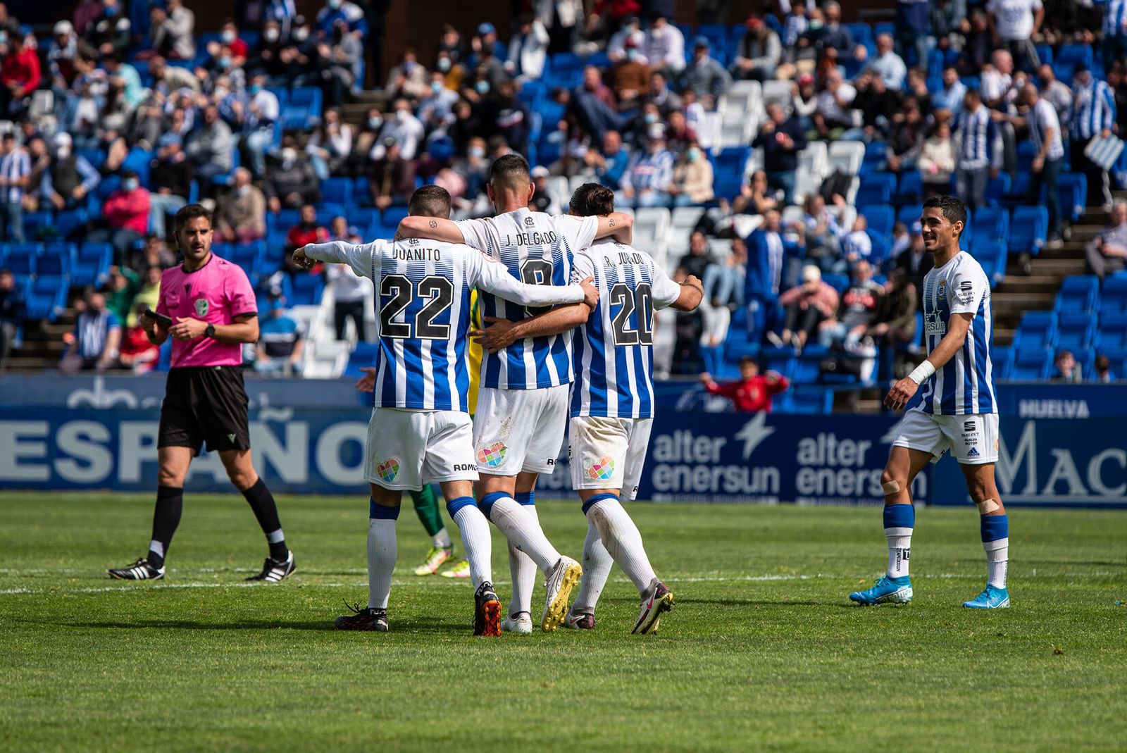 La celebración de uno de los goles ante Los Barrios en el Nuevo Colombino.