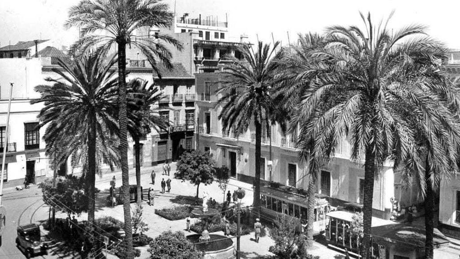Imagen de la Plaza de la Magdalena con el tranvía, cuyos raíles se han desenterrado.
