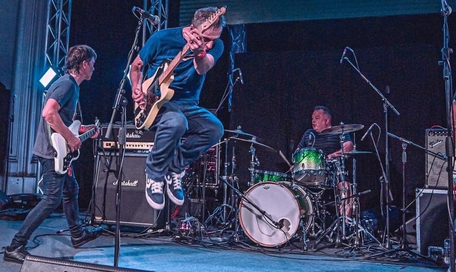 The Chords UK sobre el escenario.