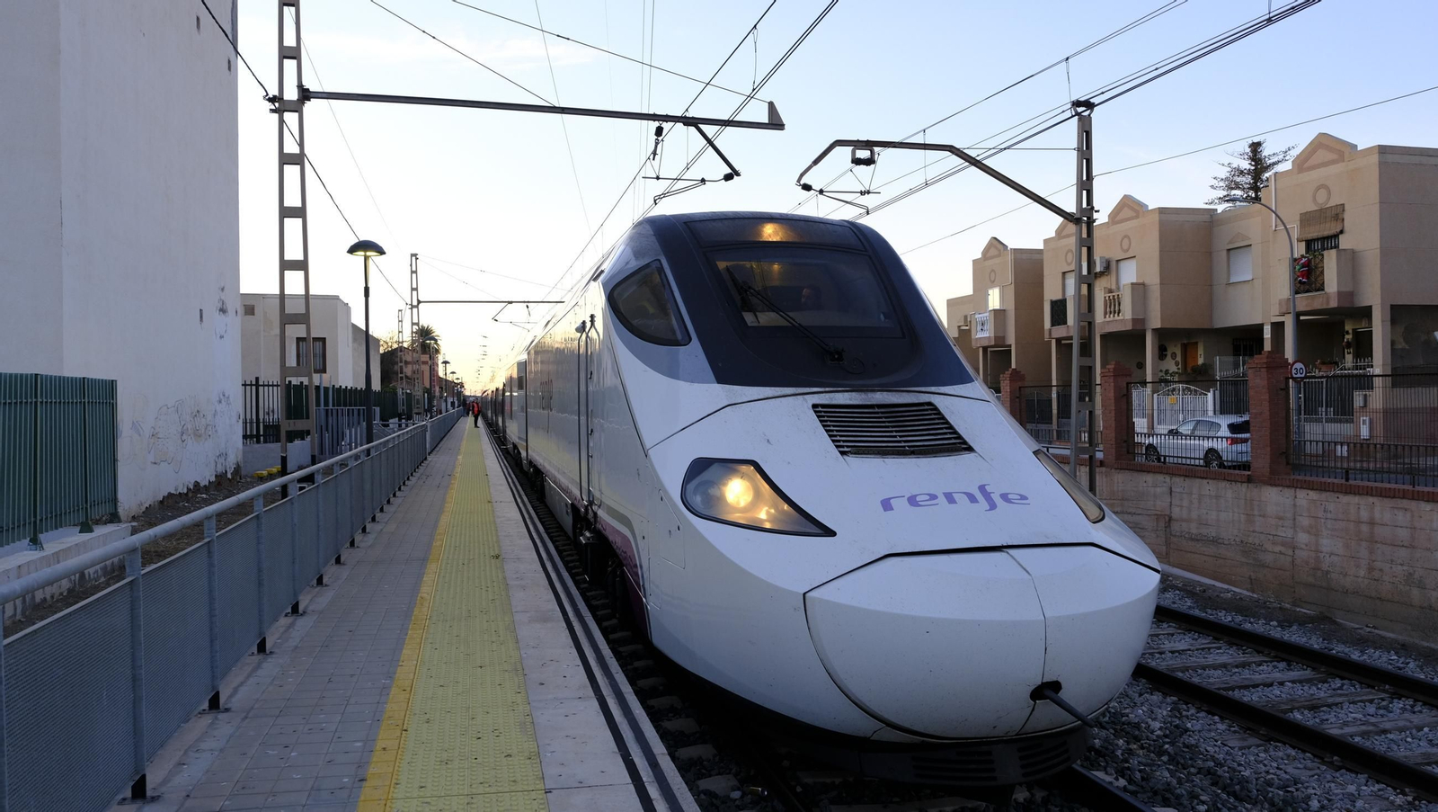 El primer Alvia de Renfe sale de la Estación de Huércal de Almería, en imágenes