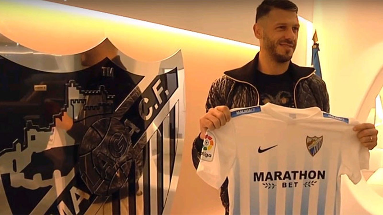 Demichelis posa la con la camiseta del Málaga en La Rosaleda.