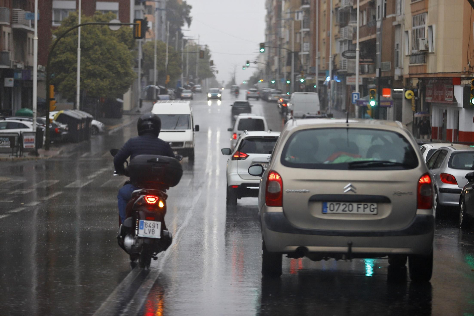 Imágenes de la mañana lluviosa de domingo en Huelva