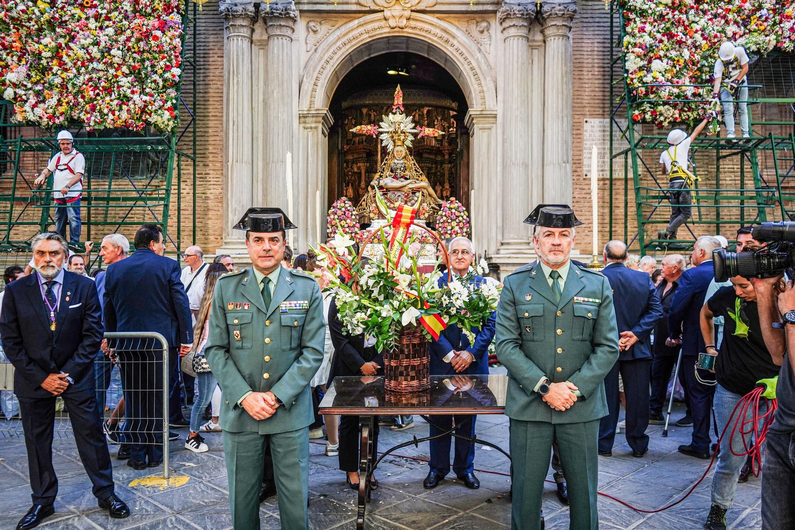 La ofrenda floral a la Virgen de las Angustias, patrona de Granada, en imágenes
