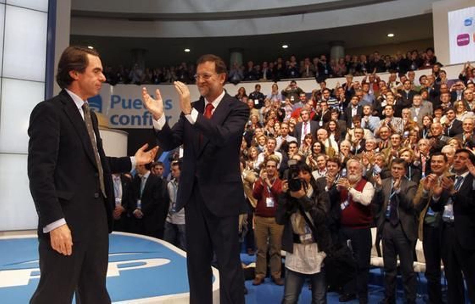 El ex presidente del Gobierno, José María Aznar, saluda a los asistentes junto al número uno del Partido Popular, Mariano Rajoy.  Foto: Antonio Pizarro