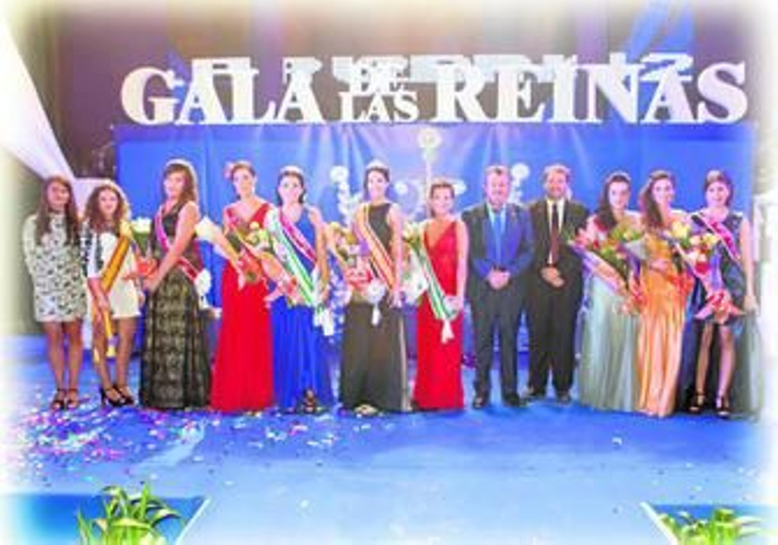 La Reina y Damas de las fiestas en la tradicional foto de familia.
