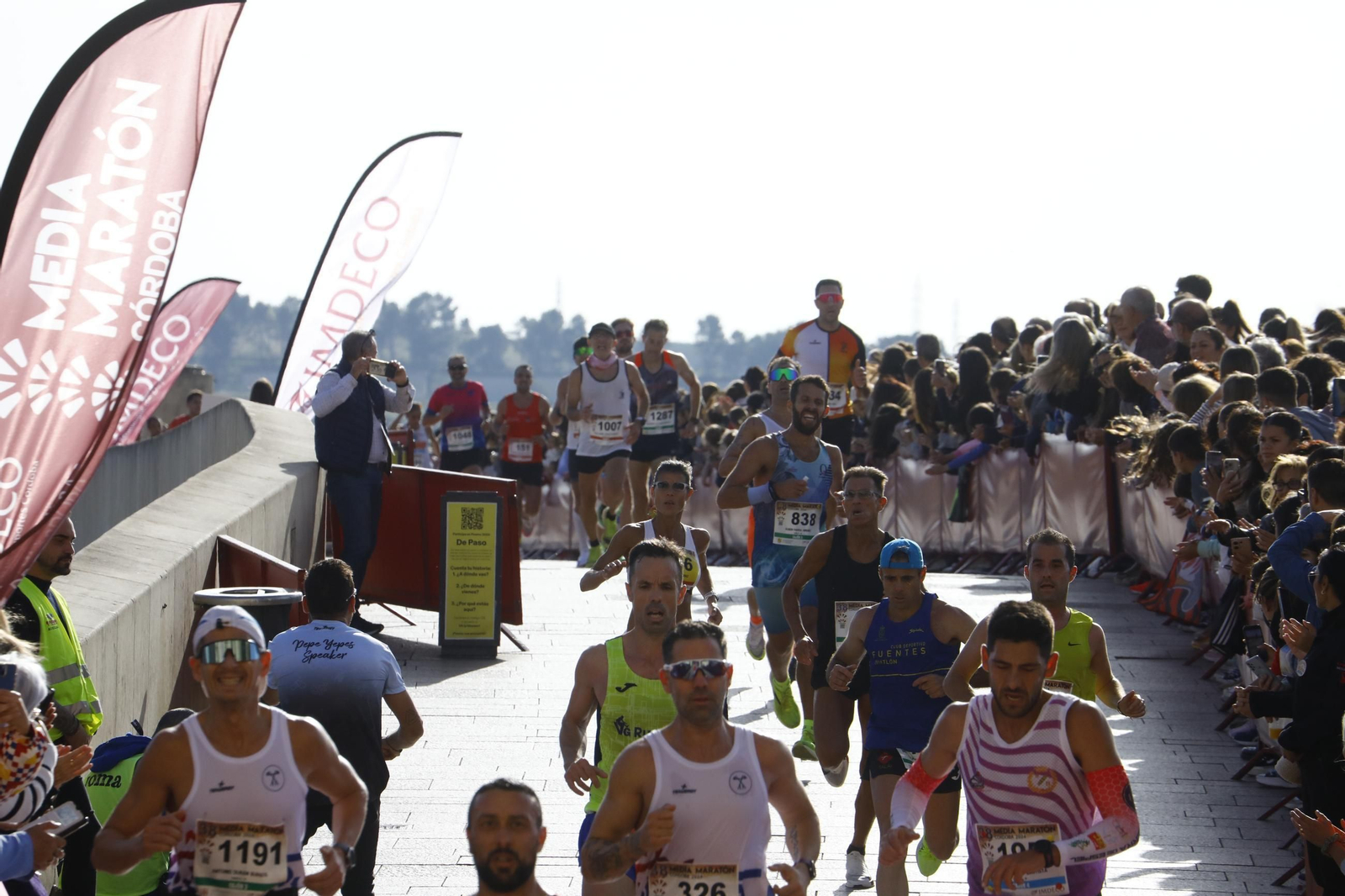 La gloria de cruzar la Puerta del Puente: las fotos de la línea de meta de la Media Maratón de Córdoba 2024
