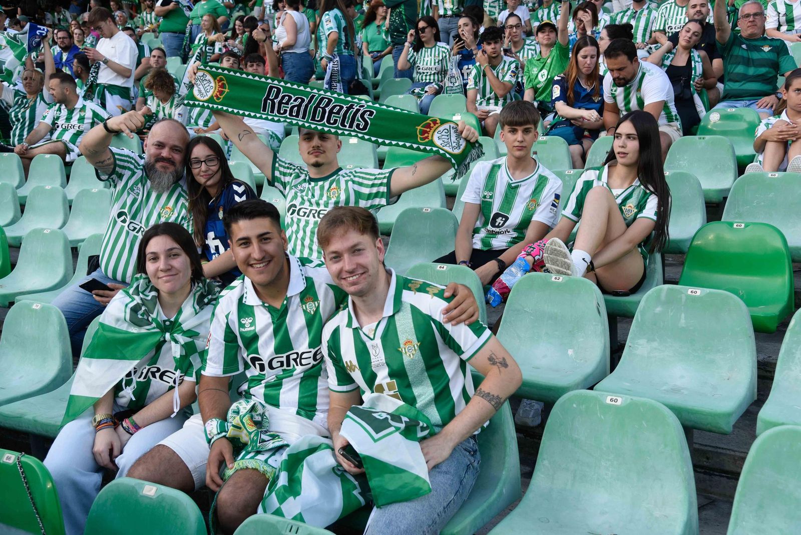 Las fotos de la afición del Betis en el Villamarín