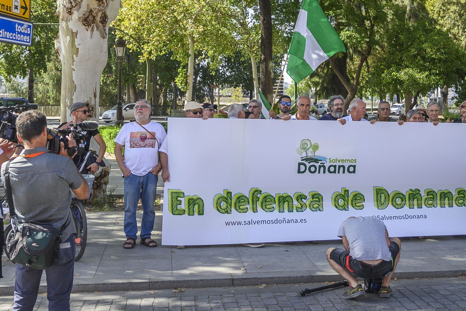 Manifestación de la plataforma Salvemos Doñana frente al Parlamento de Andalucía.